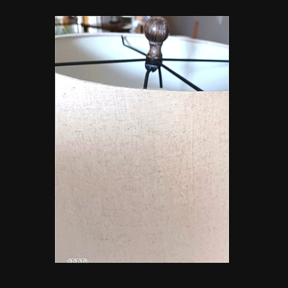 LIKE NEW! SET OF 2 TABLE LAMPS! - Picture 3 of 7